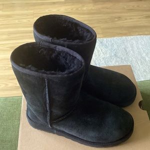 Black Classic short II Ugg size 7